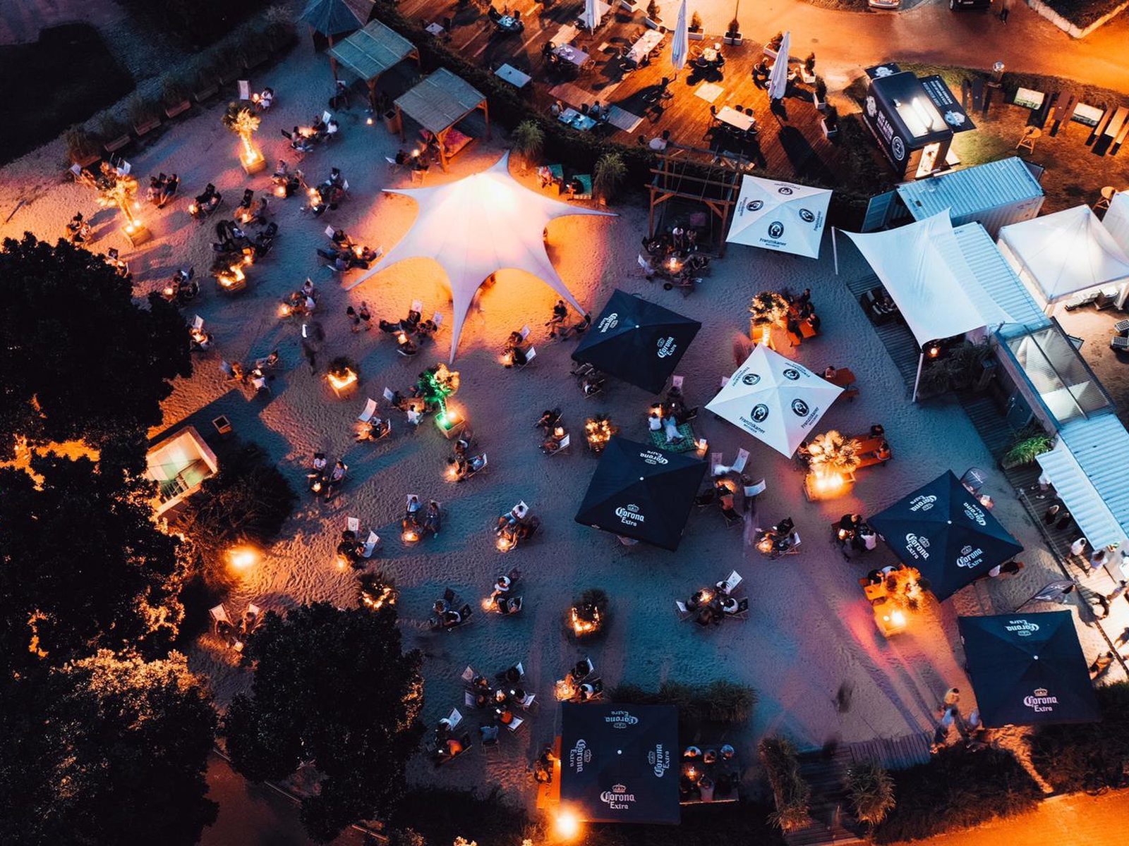 Die Beachbar THE HEACH am Stockhof aus der Luft, abends